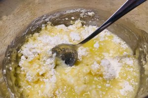 Desert eclere cu crema de vanilie, frisca si zmeura