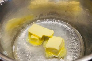 Desert eclere cu crema de vanilie, frisca si zmeura