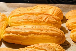 Desert eclere cu crema de vanilie, frisca si zmeura