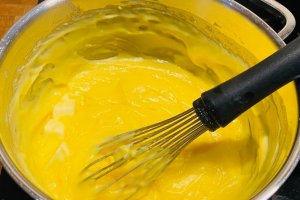Desert eclere cu crema de vanilie, frisca si zmeura