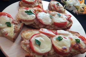 Sandvisuri cu ton si mozzarella
