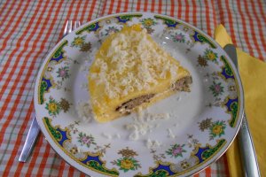 Mamaliga in straturi, cu ficatei de pui si branzeturi
