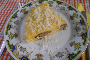 Mamaliga in straturi, cu ficatei de pui si branzeturi