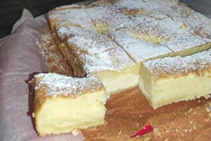 Reteta rapida si delicioasa de prajitura cu iaurt si branza dulce
