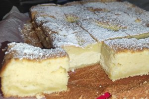 Reteta rapida si delicioasa de prajitura cu iaurt si branza dulce