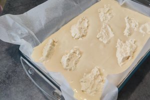 Reteta rapida si delicioasa de prajitura cu iaurt si branza dulce