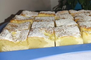 Reteta rapida si delicioasa de prajitura cu iaurt si branza dulce