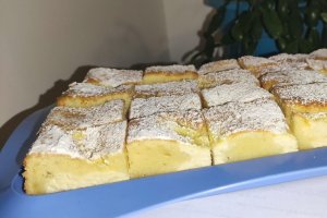 Reteta rapida si delicioasa de prajitura cu iaurt si branza dulce