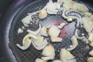 Cartofi gratinati cu smantana, cascaval si ceapa