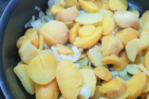 Cartofi gratinati cu smantana, cascaval si ceapa