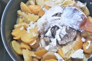 Cartofi gratinati cu smantana, cascaval si ceapa