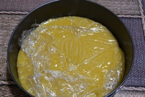 Desert tort cu mousse caise si ciocolata alba