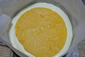 Desert tort cu mousse caise si ciocolata alba