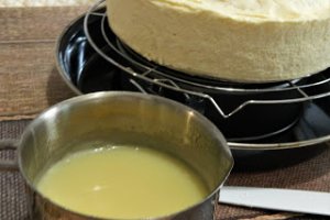 Desert tort cu mousse caise si ciocolata alba