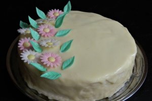 Desert tort cu mousse caise si ciocolata alba