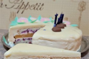 Desert tort cu mousse caise si ciocolata alba