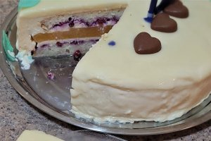 Desert tort cu mousse caise si ciocolata alba