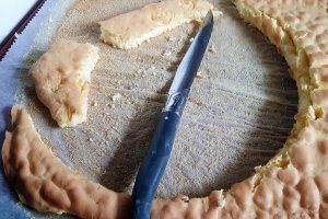 Desert tort cu pandispan si jeleu de gutui