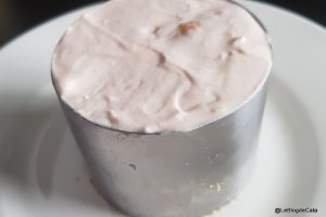 Desert tort cu pandispan si jeleu de gutui