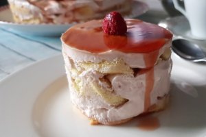 Desert tort cu pandispan si jeleu de gutui