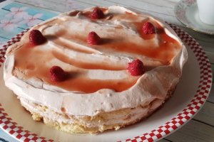 Desert tort cu pandispan si jeleu de gutui