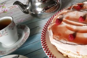 Desert tort cu pandispan si jeleu de gutui