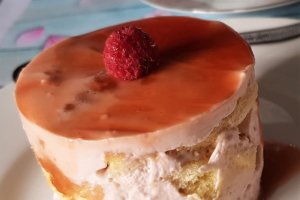 Desert tort cu pandispan si jeleu de gutui