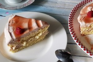 Desert tort cu pandispan si jeleu de gutui