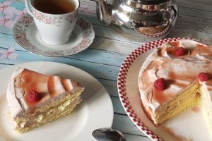 Desert tort cu pandispan si jeleu de gutui
