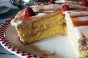 Desert tort cu pandispan si jeleu de gutui