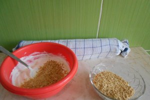 Desert rulada cu crema de mascarpone si alune