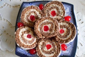 Desert rulada cu crema de mascarpone si alune