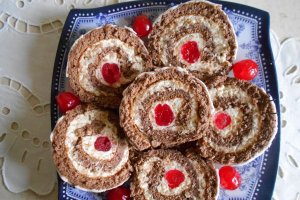 Desert rulada cu crema de mascarpone si alune