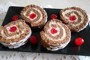 Desert rulada cu crema de mascarpone si alune