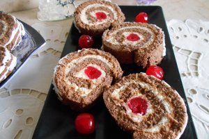 Desert rulada cu crema de mascarpone si alune