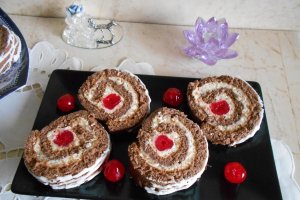 Desert rulada cu crema de mascarpone si alune