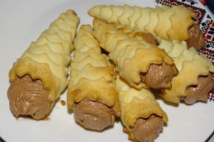 Desert coji de rulouri, umplute cu diverse creme