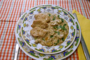 Piept de pui cu ciuperci si smantana, la tigaie