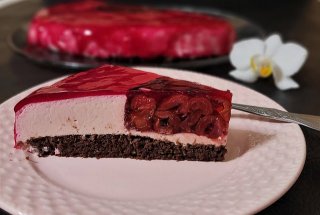 Desert tort inima cu mousse si jeleu de visine
