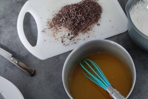 Desert tort profiterol cu ciocolata si portocale