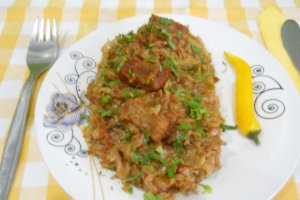 Jumari cu varza acra, in sos de rosii, la tigaie