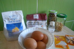 Desert prajitura cu crema de mascarpone si jeleu de rodie