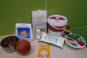 Desert prajitura cu crema de mascarpone si jeleu de rodie