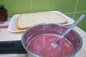 Desert prajitura cu crema de mascarpone si jeleu de rodie