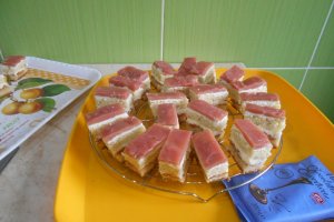 Desert prajitura cu crema de mascarpone si jeleu de rodie
