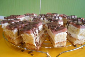 Desert prajitura cu crema de mascarpone si jeleu de rodie