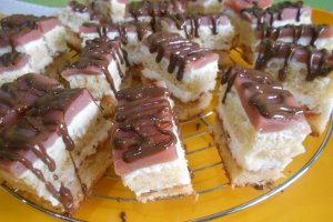 Desert prajitura cu crema de mascarpone si jeleu de rodie