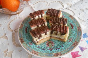 Desert prajitura cu crema de mascarpone si jeleu de rodie
