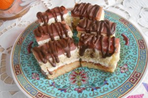 Desert prajitura cu crema de mascarpone si jeleu de rodie