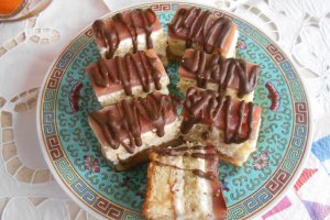 Desert prajitura cu crema de mascarpone si jeleu de rodie
